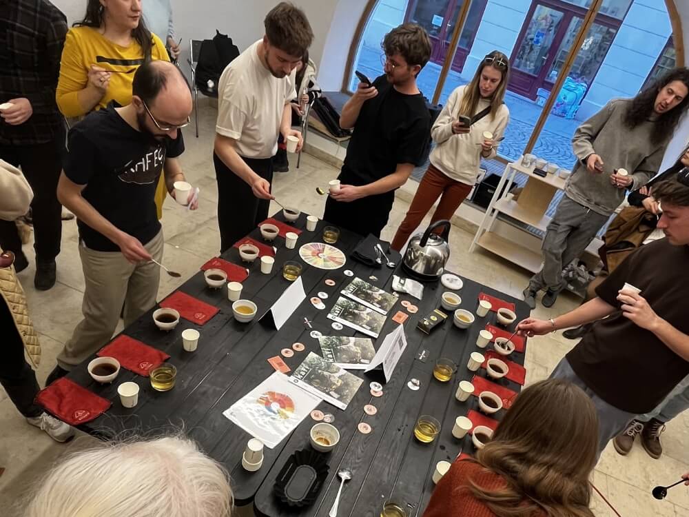 cupping decafů