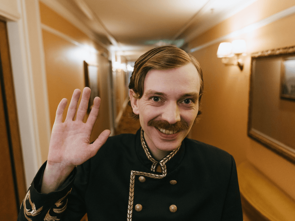 usměvavý a hladový číšník